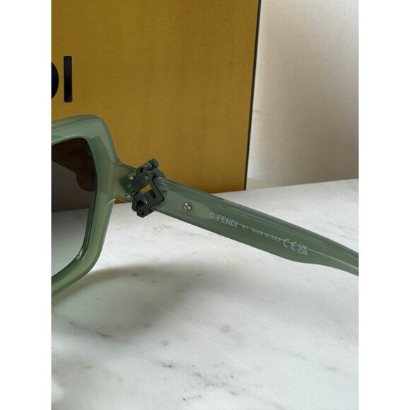 NEW Fendi FE40139F FF Diamonds Green Oversized Sunglasses - Picture 4 of 8